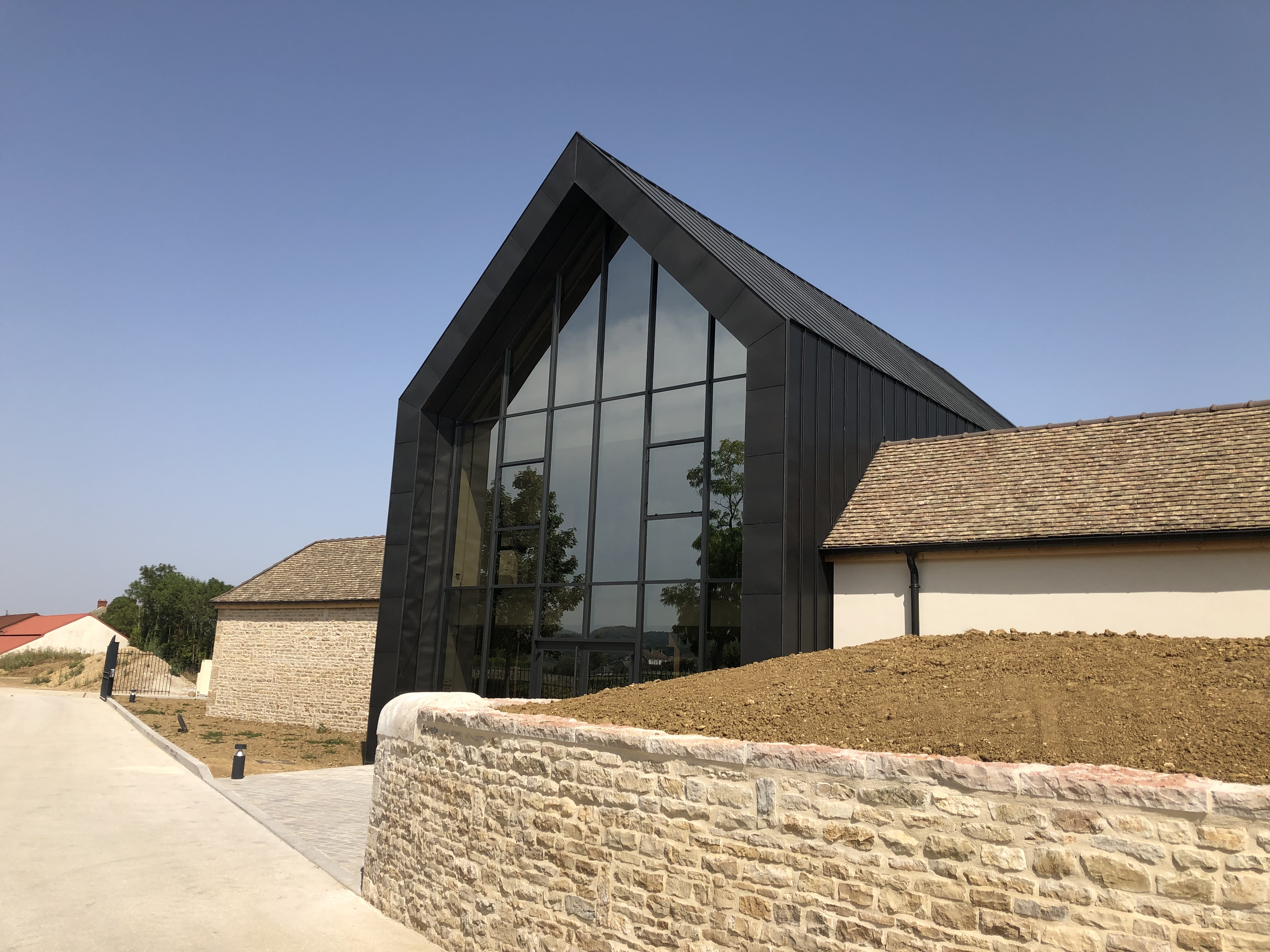 Maison noire avec facade en verre